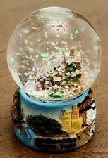 Palla di vetro con neve