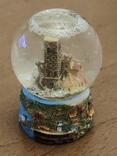 Palla di vetro con neve