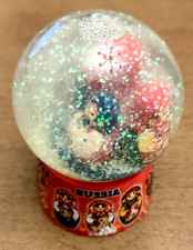 Palla di vetro con neve