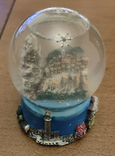 Palla di vetro con neve