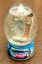 Palla di vetro con neve